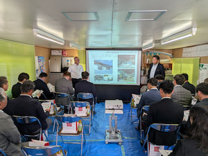 バスの中で施設の説明